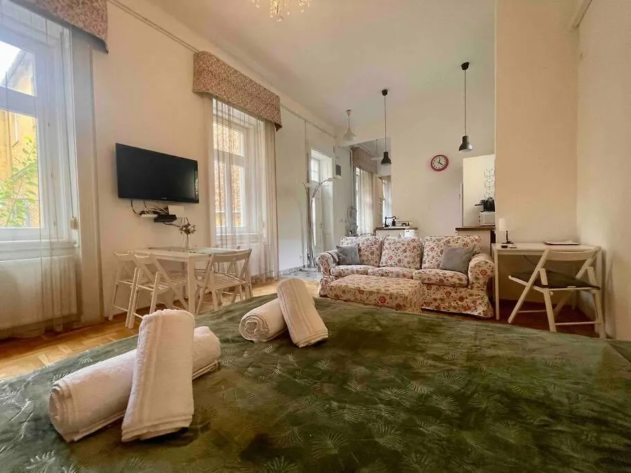Knezits Spacious Ac Terrace Free Parking Budapest Apartment