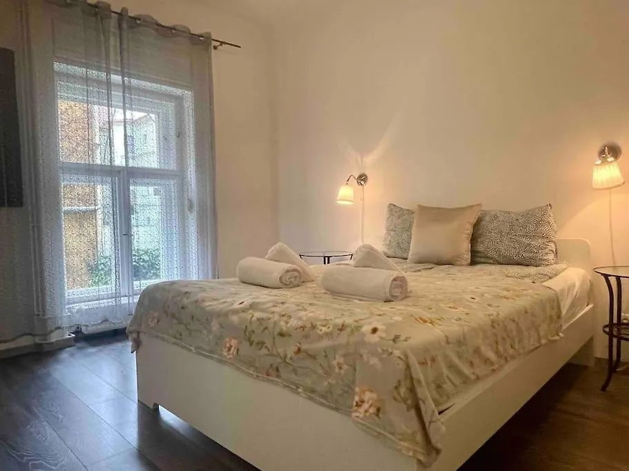 Knezits Spacious Ac Terrace Free Parking location