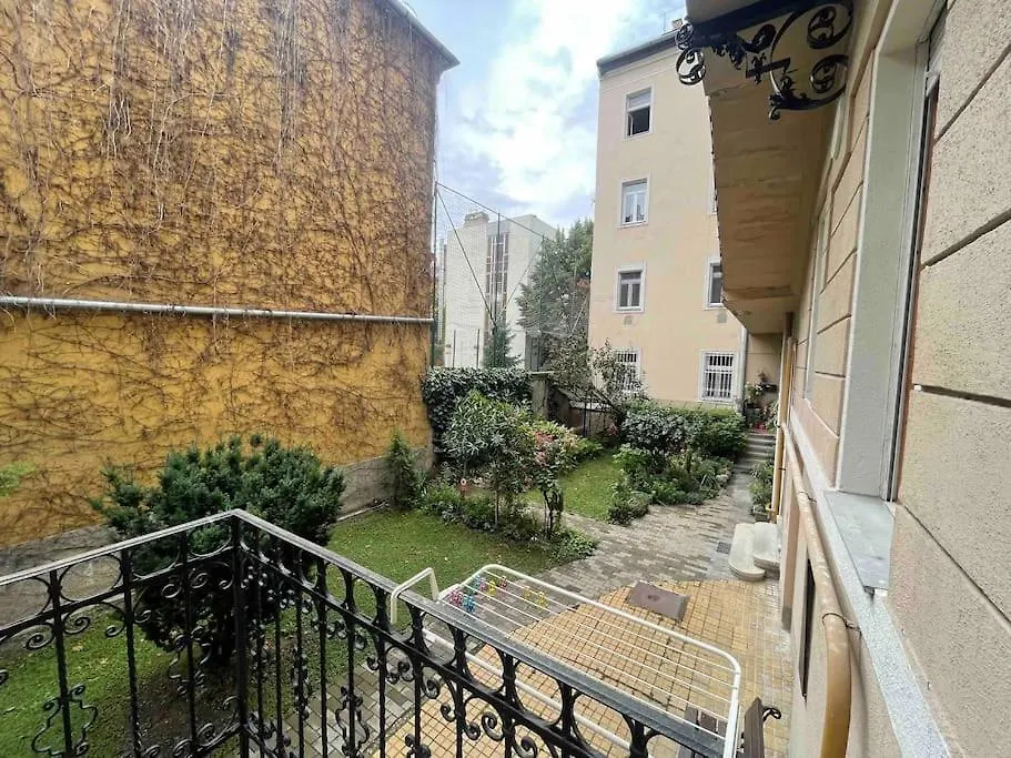 Knezits Spacious Ac Terrace Free Parking Budapest Apartment
